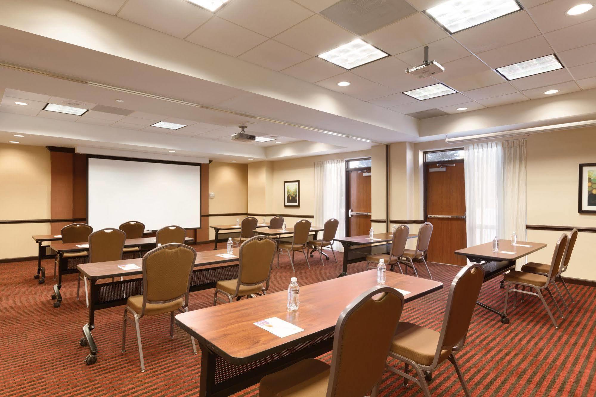 Hyatt Place Chantilly Dulles Airport South Exterior photo